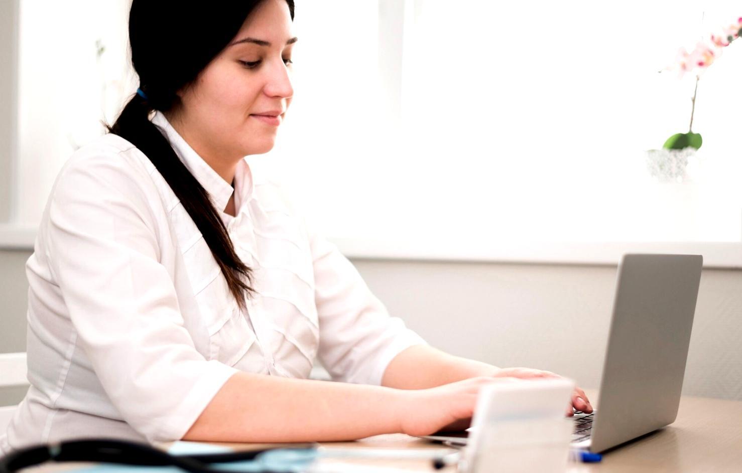 Profesionales analizando datos financieros en un ambiente de formación